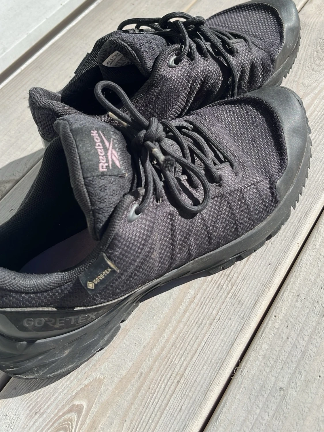 Svarta Reebok Gore-Tex sneakers stl 38,5