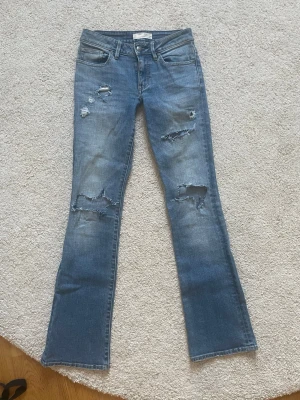 Lågmidjade jeans - Fint skick, förutom slitagen i skrevet men det är inget man tänker på 💞