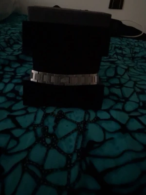 Silverfärgad länkarmbandsklocka - Stilren armband med silverfärgat länkarmband. Klassisk design som passar till många olika looks. Armbandet har en snygg metallfinish och känns både modern och tidlös.