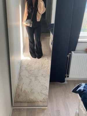 Stickad kofta  - En beige stickad kofta i storlek S. Den är ifrån H&M. Använd ett fåtal gånger. 🥰