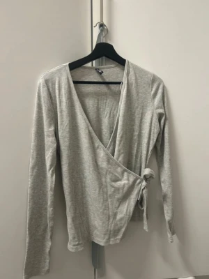 Knyttröja  - En jättesöt grå knyttröja från pieces. Den är i storlek M. Använd endast 1 gång! 