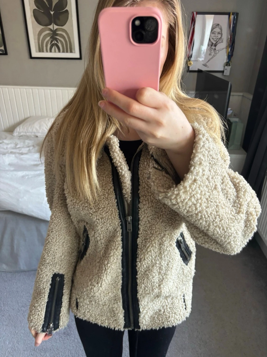 Beige teddyjacka med svarta detaljer - 1