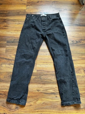 Svarta basic jeans - Knappt använda svarta basic jeans. Storlek: 32/32 loose fit