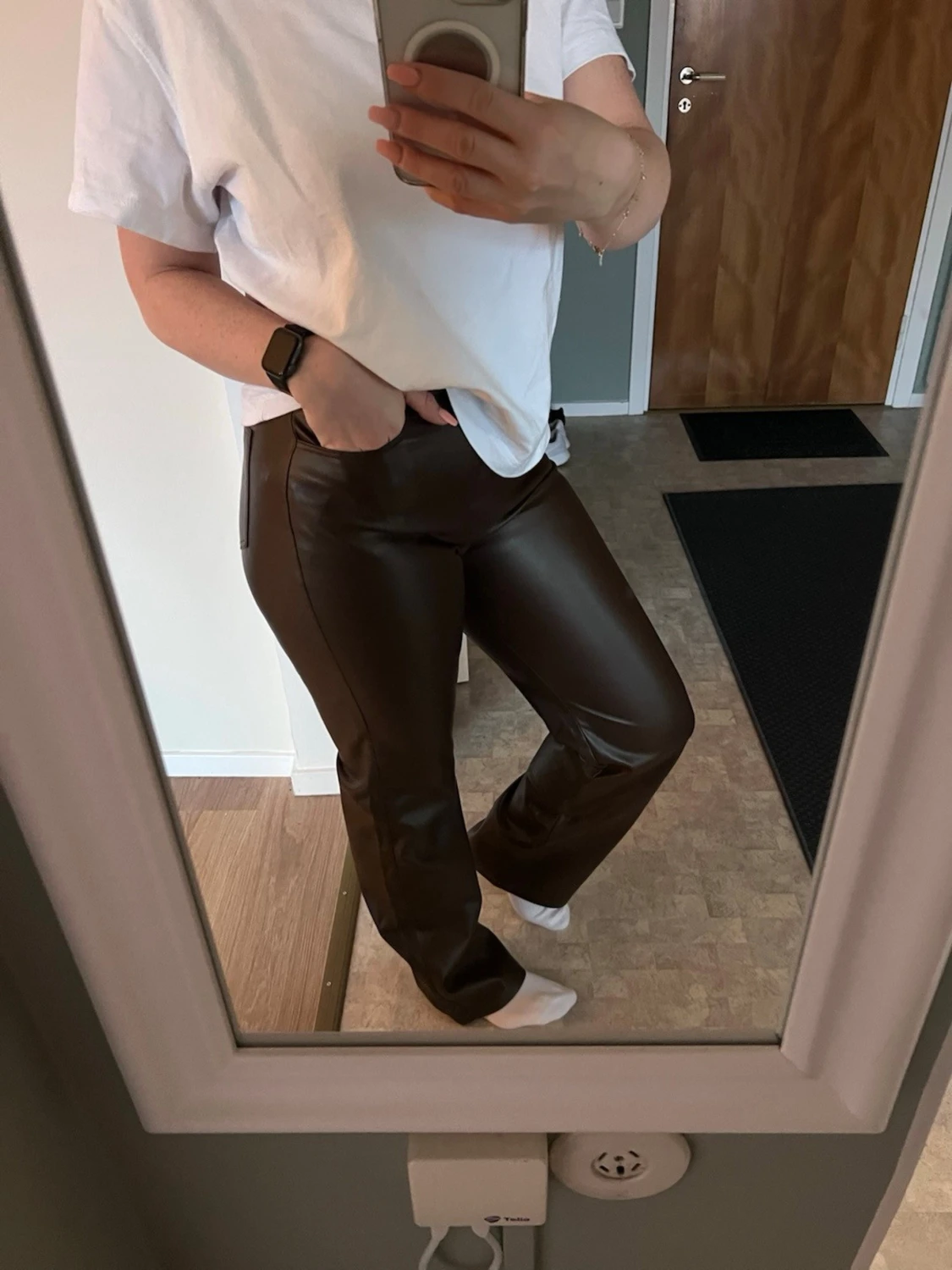 Y2K Bruna byxor i skinnimmitation med hög midja, stl S - 2