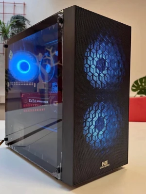 Stationär gamingdator med blå LED - Specifikationer: • CPU: AMD Ryzen 5 3500 (Ny) • CPU Kylare: AMD Stock Cooler (Beg.) • GPU: EVGA GeForce GTX 1070 (Beg.) • RAM: 16GB 3200MHz DDR4 Dual Channel (Beg.) • Lager: 500GB NVMe SSD (Beg.) • Bundkort: Machinist B450 AM4-A (Beg.) • PSU: FSP 500W (Beg.) • Chassi: NordicGaming Mjolner ARGB (Nytt) • OS: Windows 11 Home (Förinstallerad) 