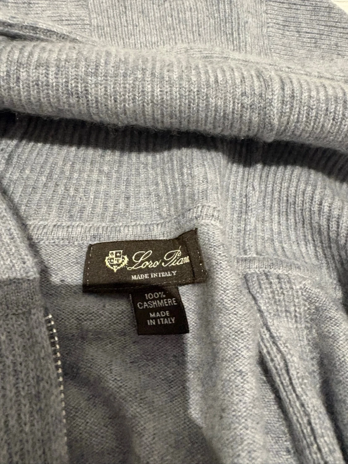 Ljusgrå hoodie i kashmir från Loro Piana - 1