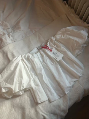 Vit off shoulder tröja  - Finaste blusen med puffärmar. Aldrig använd med prislapp kvar, skönt material. 🥰 köpt för 599kr. Storlek M/L