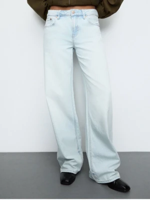 Ljusblåa wide leg jeans från Zara - Säljer ett par ljusblåa wide leg jeans från Zara med låg midja och klassisk femficksdesign. Jeansen har raka, vida ben och är tillverkade i mjuk denim. Perfekta för en avslappnad och trendig look.