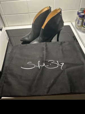 Svarta stövletter i plantläder från Sofie Bly - Säljer ett par svarta stövletter från Sofie Bly i Plantläder . Skorna har spetsig tå, smal hög klack och dragkedja bak. Snygg minimalistisk design med stilren siluett, perfekta till jeans eller kjol. Kommer med original dustbag.