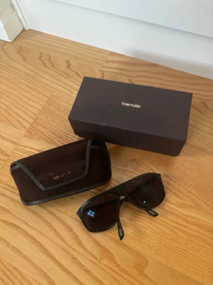Tom Ford TF3 BR solglasögon  - Sjukt schyssta populära och eftertraktade eleganta Tom Ford solglasögon med aviator bågform. Perfekta nu till sommaren och passar till allt! Grym passform i superfint nyskick så riktigt kap! Väldigt bra mörka linser med styrka!