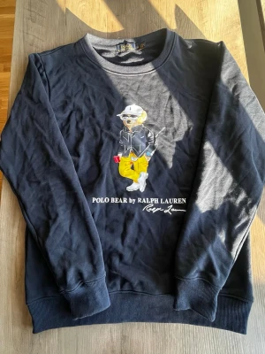 Mörkblå sweatshirt Polo Bear Ralph Lauren - Säljer en Polo Bear by Ralph Lauren tröja🙌🏻| Skick 9.5/10🔥| Skriv vid minsta fundering 💭 