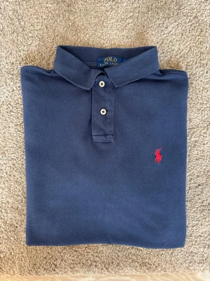 Ralph Lauren piké  - En fin Ralph Lauren piké i storlek S slimfit. Den är i mycket fint skick och är inte mycket använd. Köpt för 1099kr och säljer för 350kr