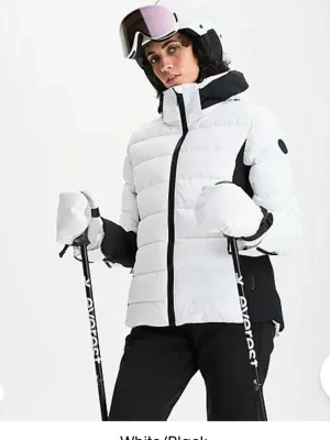 Vit och svart vindjacka från Everest - Snygg vindjacka från Everest i vitt och svart med hög krage och huva. Jackan har dragkedja framtill, svarta detaljer längs sidorna och ärmarna samt en diskret logga på ärmen. Perfekt för dig som gillar en sportig och modern look.