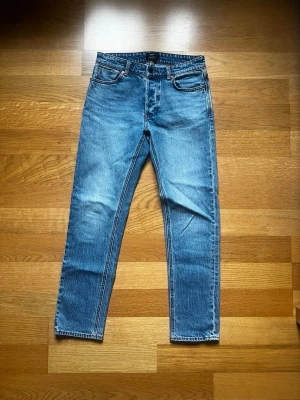 Neuw Jeans, 29/32 - Säljer ett par snygga och klassiska jeans från Neuw Stockholm. Perfekta till både vardag och lite mer uppklätt 🎊✨