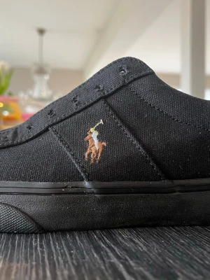Svarta Ralph lauren skor - Säljer mina svarta Ralph Lauren skor pga för små. Dem är i storlek 40-41. Snörena syns inte på bild med medföljer såklart. Använda 2-3ggr och är perfekt för dig som vill sticka ut. Pris kan diskuteras, hör av dig vid frågor