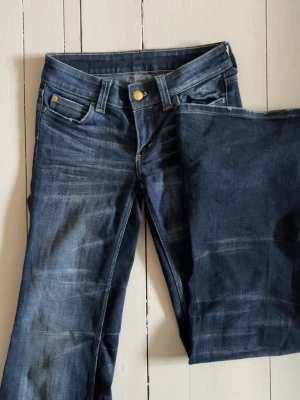 Cheap monday jeans - Flare lågmidjade jeans från Cheap monday! Bra skick, lite slitna längst ner🩷   Midjemått 35 cm, innerbenslängd 82 cm     Stretchiga i materialet