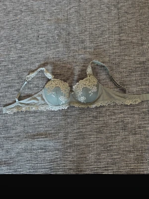 Intimissimi spets bh - Säljer en jättefin khaki och vit färgad bh med spetsdetalj. Feminint och elegant utseende, Intimissimi spets bh perfekt till vardag eller speciella tillfällen. I fint skick och sparsamt använd. Bekväm passform med bygel för bra stöd.