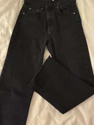 Svarta raka jeans med rå kant - Säljer ett par svarta jeans med rak passform.