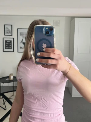 Rosa t-shirt - Säljer en rosa tröja som aldrig är använd. Den är i S men passar både mindre och större. Stryker såklart innan jag postar!!💕