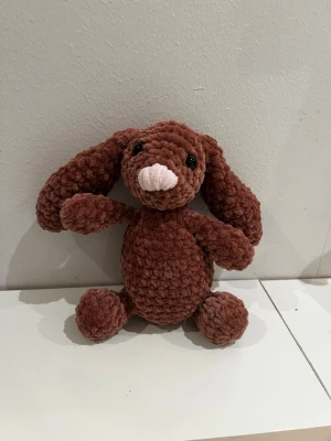 Brun mjuk kanin gosedjur - Söt brun kanin som gosedjur med långa öron och rosa nos. Tillverkad i mjukt, fluffigt garn och har svarta ögon. Perfekt att ha som dekoration eller kramkompis. Kaninen är 20x15 cm. Pris går att diskutera 