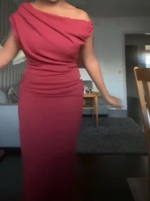 Vinröd Balklänning  - Elegant mörkröd långklänning med offshoulder-design och draperad överdel. Klänningen har en figurnära passform och är tillverkad i ett mjukt, stretchigt material som ger en smickrande siluett. Från bubbleroom endast använd på min bal💕(kan gå ned i pris vid snabb affär)