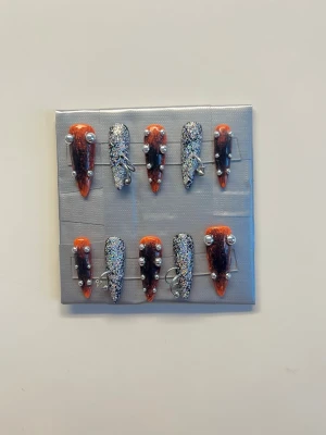 Press On Nails || Pierced || Size S  - Alternativa långa press om naglar handgjord av mig. I en neon orange bas och holographic glitter. Stilen är piercad och har lite 3d detaljer. 🧡 Det du får med dig : * Fil och manikyr pinne * nagellim klistermärken * 2 lappar av rengöring för naglar.