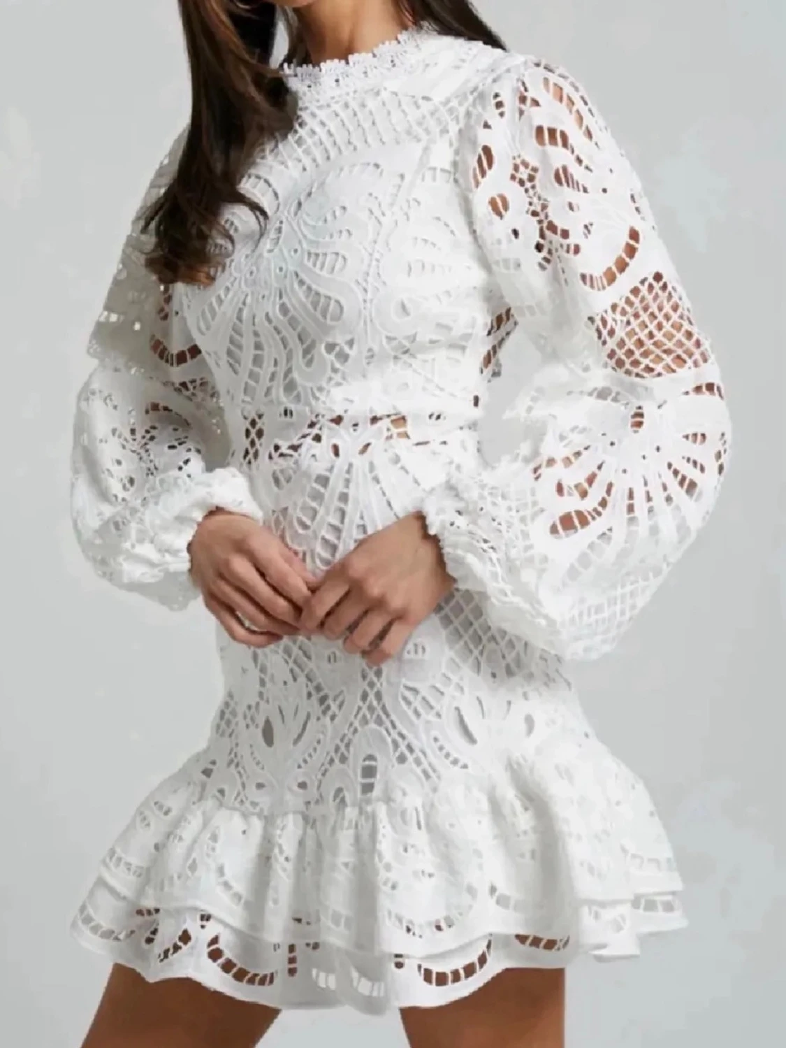 Vit spetsklänning med volang - 1
