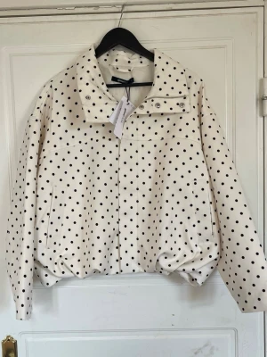 High neck dot jacket  - Den super populära prickiga jackan från Gina tricot! Storlek L. Prislappen kvar! Helt slutsåld överallt. Nypris:700 