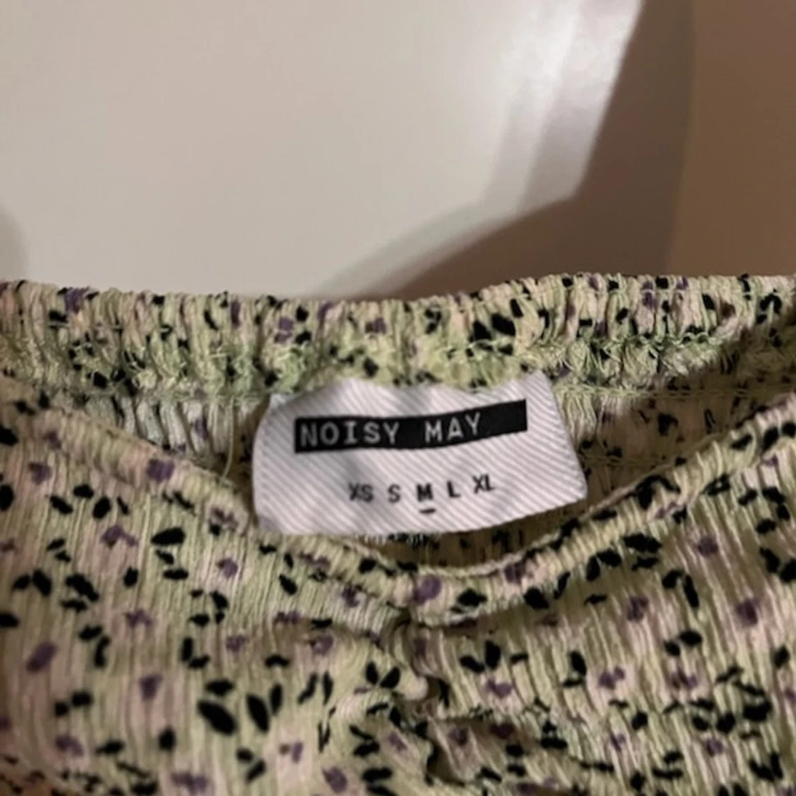 Ljus blommig kortklänning med puffärm - 4