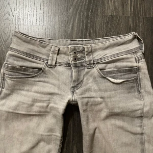 Lågmidjade pepe jeans - Säljer dessa sjuukt snygga lågmidjade, ljusgrå pepe jeans i modell venus, straight. Säljer då de har blivit lite för stora. De har ett kryte i midjan så att man kan dra åt så att det passar en själv!  De är W 29. Midjemått är 38 cm. Innerbenslängden är 76 cm och hela längden är 98 cm. Skriv privat vid fler frågor🤗💕