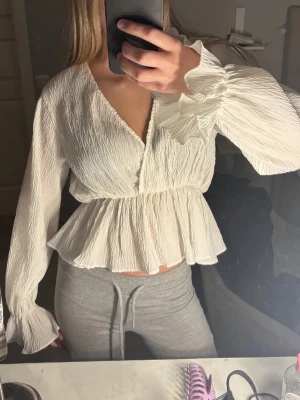 Vit blus - Jättesöt blus från nelly i storlek 34. Använd fåtal gånger