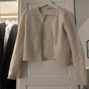 vit kofta - vit stickad kofta från Gina Tricot i storlek xs. använd två gånger