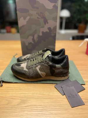 Valentino Rockrunner  - Valentino rockrunners i storlek 40. Skorna är i fint skick 8/10. Låda och påse fås med vid överenskommelse. Skorna är självfallet äkta, vid tvivel på äkthet kolla sista bilden