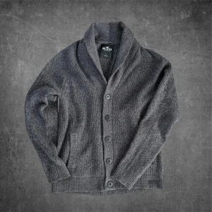 Hollister stickad cardigan  - Stilren stickad cardigan ifrån Hollister | Storlek: S | Mycket bra skick! | Tveka inte att höra av vid funderingar!