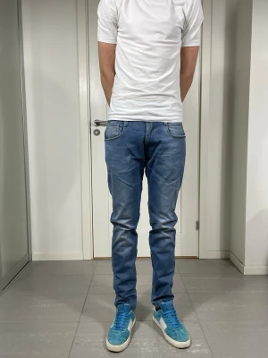 Replay Anbass Jeans - Säljer nu dessa Replay Anbass Jeans, W32 o L32, skriv för fler bilder/frågor🙌🏼