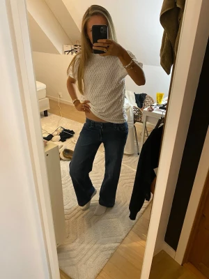 Blåa low waist jeans med raka ben - säljer ett par mörkblåa jeans med baggy/raka ben som är lågmidjade. såå fina men kommer ej till användning💓💓💓 