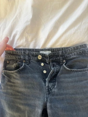 Raka jeans Zara - Är rätt så slitna. Men tycker de är snygggt på dessa. Bälteshällan av har gått av 