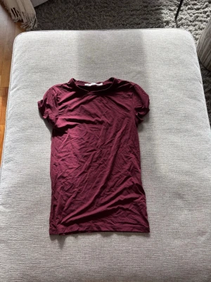 Mörkröd basic t-shirt - Säljer en vinröd tight t-shirt som sitter jättefint på!
