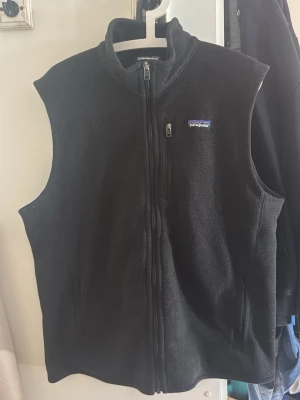 Svart Patagonia väst  - Säljer en svart fleeceväst från Patagonia som inte kommer till användning längre. Den är i super bra kvalitet och har inga synliga skavanker. Kom pm för frågor!!