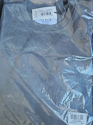 Grå t-shirt från RYLS Stockholm - Snygg grå t-shirt från RYLS Stockholm med klassisk rund halsringning. Tillverkad i mjuk bomull för en skön känsla och enkel stil. Perfekt basplagg att matcha med allt i garderoben.