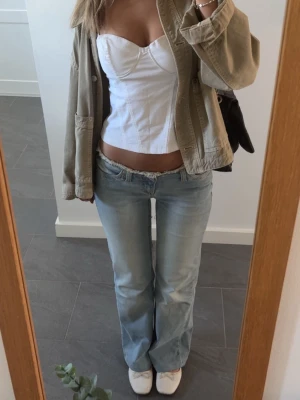 Low waist jeans - Populära low waist jeans från Nelly med slitning vid midjan, är skräddarsydda i längden för att passa mig som är 158