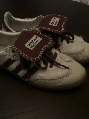 Adidas sambas x Wales booner 42 - Ett par snygga skor. Vit/bruna. Bra skick. Storlek 42.