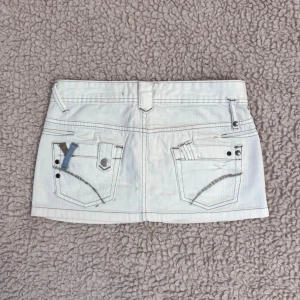 vit lågmidjad jeanskjol  - super fin 2000s vit jeanskjol i nyskick, passar xs se på måtten 🪽skickar inte med bring för närvarande 