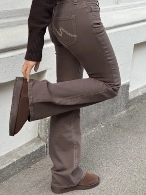 Bruna bootcut jeans från Nelly  - Snygga bruna bootcut jeans från Nelly. Jeansen är lågmidjade & storlek 34, har använt de 1 gång så de är som nya! Nypris 699kr💞