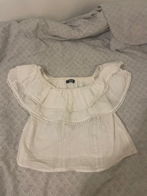 Blus med volang - Skön & perfekt inför sommaren