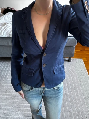 Kavaj från H&M logg - Blå kavaj från hm logg🌸Jag är 172cm och bär vanligtvis S/36 Kolla gärna in mina andra annonser och få rabatt på bundles🌸♻️