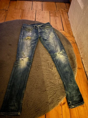 blå dondup george - säljer ett par blå dondup george jeans med slitningar, knappt använda. Storlek w31/L32