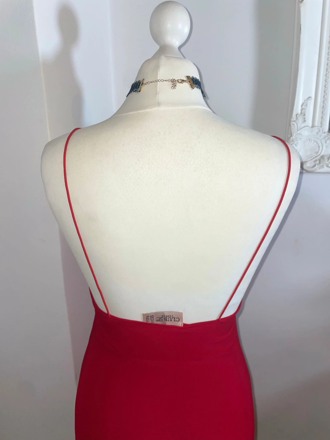 Röd tight kort klänning med smala band - 2