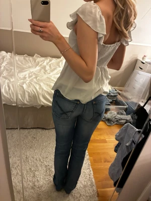 Lågmidjad jeans - Låga jeans som är något lite stora i midjan. Passar 34/36. Fint skick. Mått finns i bilder🩷