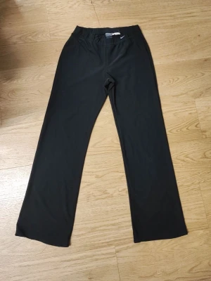 Nike Dri-FIT leggings  - Säljer ett par svarta träningsbyxor från Nike med Dri-FIT-material som transporterar bort fukt. Byxorna har rak passform, resår i midjan och diskret Nike-logga framtill. Perfekta för gymmet eller löpning.